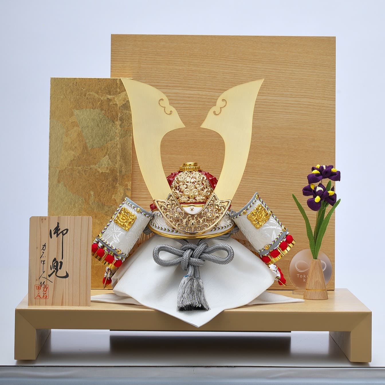 兜　力石 甲人作 1/3 純金鍍金　紫糸威　三ッ鍬形兜　屏風台付き 兜 力石 甲人作 1/3 純金鍍金 紫糸威 三ッ鍬形兜 屏風台付き