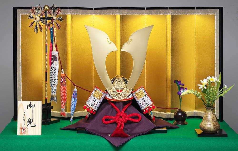 兜　力石 甲人作 1/3 純金鍍金　紫糸威　三ッ鍬形兜　屏風台付き 兜力石 甲人作 1/3 純金鍍金紫糸威三ッ鍬形兜屏風台付き